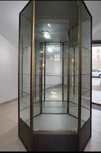 Витрина стеклянная, зеркальная