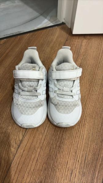 Продам детские кроссовки на девочку