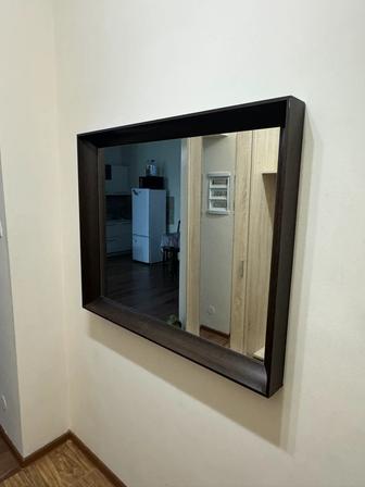 Зеркало в коричневой рамке