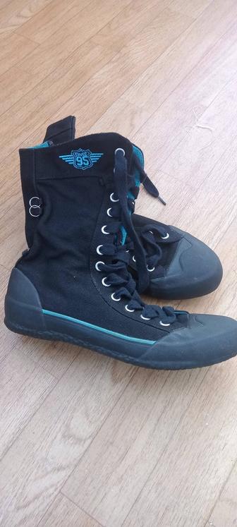 Спортивные ботинки