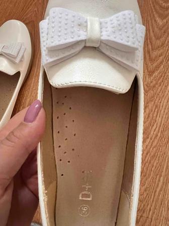 Продаю белую балетку с бантиком