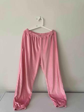 Розовые спортивные штаны