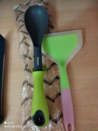 Лопатка силиконовая. Ложка Fissman нейлоновая. Новая. Качество отличное.