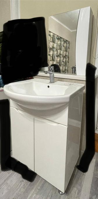 Продам шкаф и зеркало для ванны