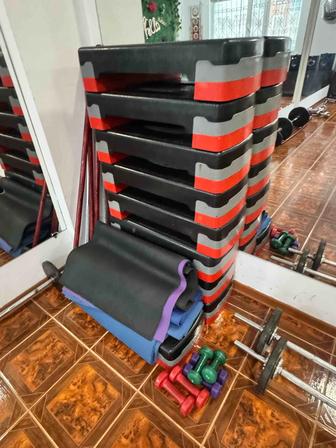 Продам зеркала, степы, шкафы, коврики, стол, гантели, вешалки, стулья,