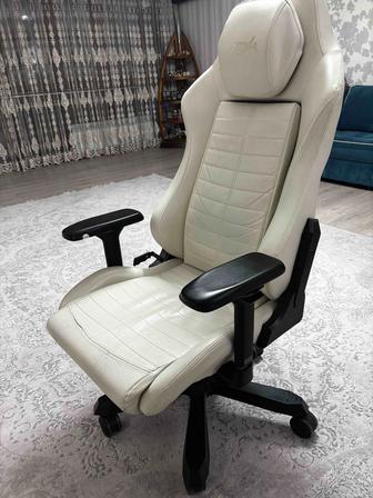 Игровое компьютерное кресло DXRacer Master