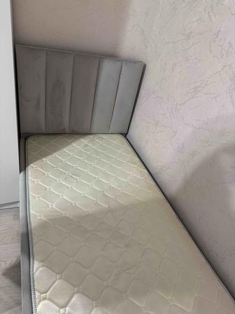 Продам кровать спальни односпальная, 90x200 см с матрасом.