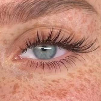 Модель наращивание ресниц