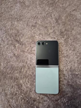Телефон самсунг Galaxy Z флип 5 SM-F731 B