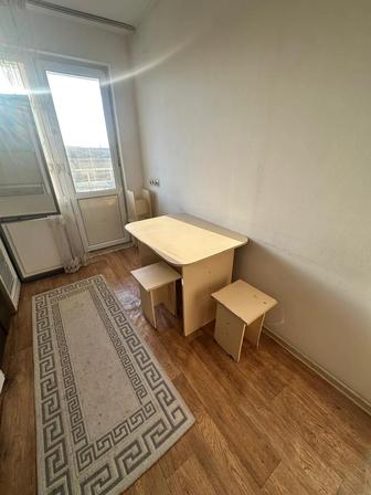 Стол и табуретка