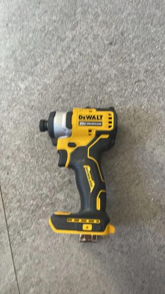 Винтоверт DeWALT DCF809