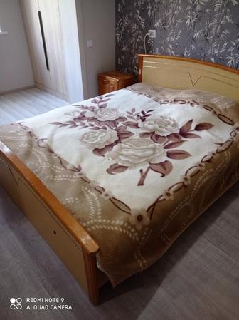 Продам 2х спальную кровать и тумбочки