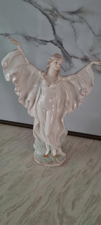 Статуэтка фарфоровая