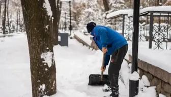 Чистка снега тротуар крыши двор улицы