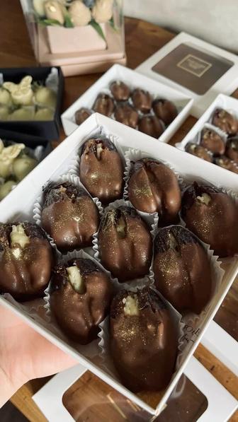 Шоколадная фея, Блинчики свежие,финики в шоколаде,клубника