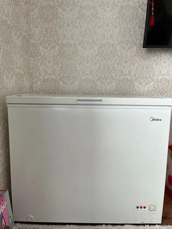 Продаётся морозильник Midea.