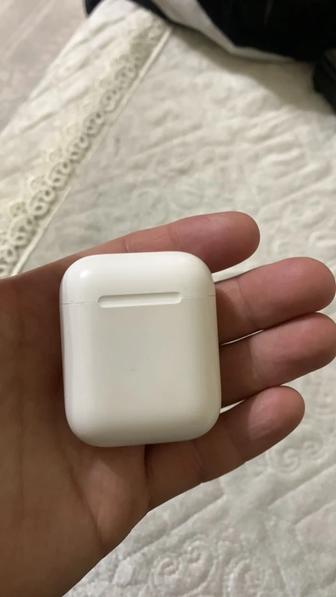 Продам кейс и два наушника от AirPods 1