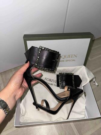 Продам туфли (босоножки) на каблуке от forever queen