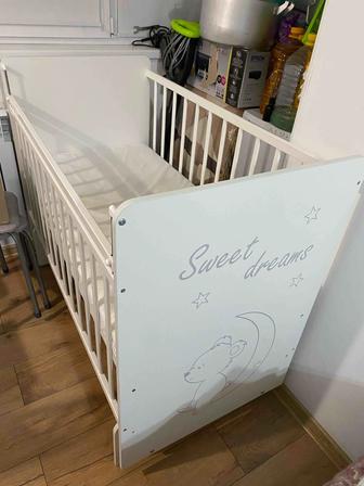 Детская кроватка с маятником