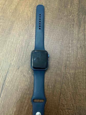 Продаю Apple Watch 7 серии, размер 45 мм.
Часы полностью рабочие,
