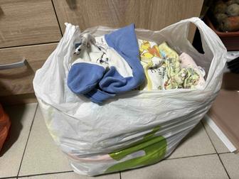 Отдам даром ползунки, распашонки, боди на ребенка