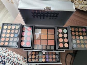 Набор для макияжа.