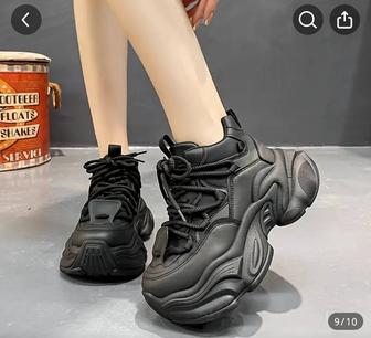 Стильные кроссовки на платформе