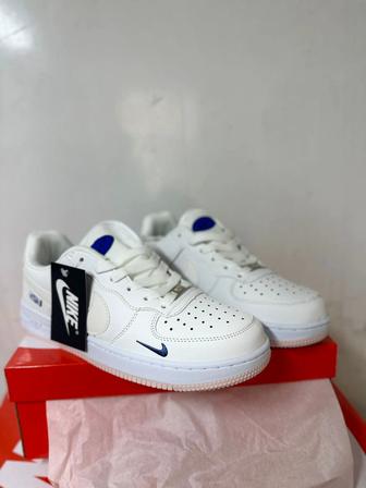 Распродажа пар кроссовок