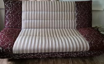 Красивый диван в среднем состоянии