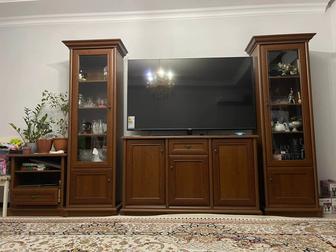 Продается стол со стульями и сервант