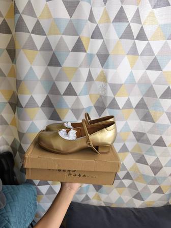 Продам золотистые туфли для танцев