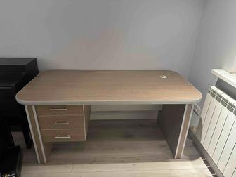 Продается письменный стол и книжный шкаф. Б/У