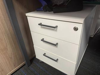 Продаются офисные столы и полки