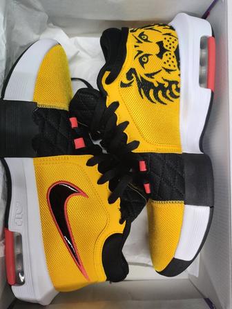 Продам кроссовки Nike оригинал