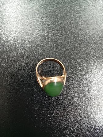Продам советское золотое кольцо с натуральным камнем (нефрит)