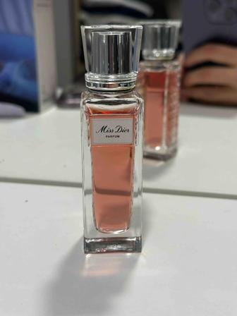 Miss Dior парфюм с роликовым аппликатором.