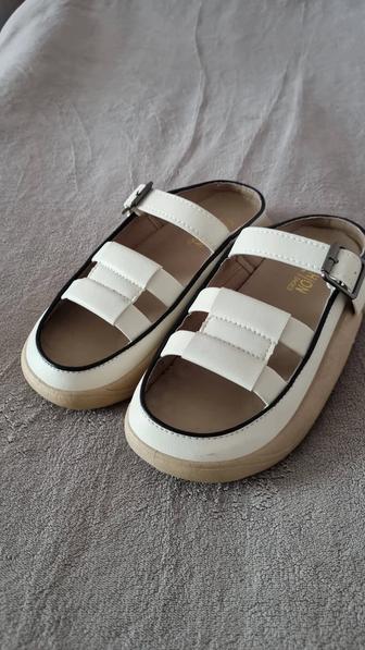 Продам сандалии женские