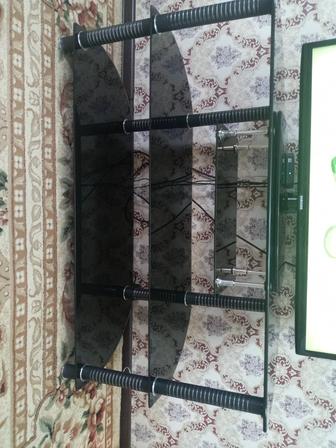 Продам тумбочку под телевизор. Стеклянная черная. В хорошем состояние.