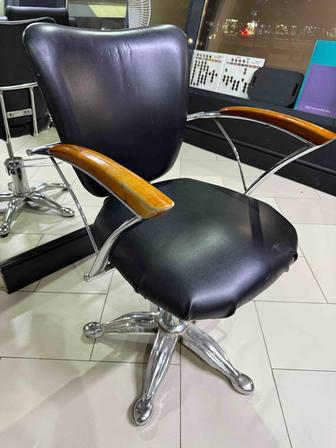Продам парикмахерское кресло