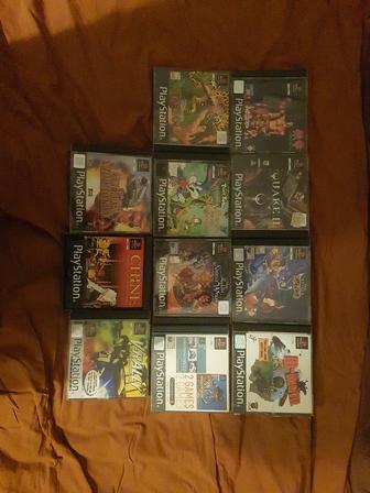 Диски PlayStation 1, многие из них содержат в себе мануалы.