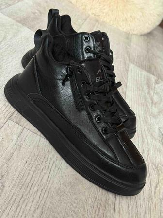 Продам новые мужские демисезонные кеды (размер 42)