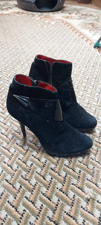продаю женские ботинки