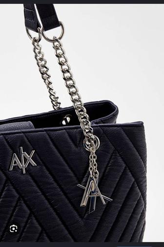 Чёрная вместительная сумка Armani Exchange