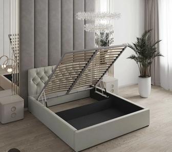 Двухспальная кровать с матрасем