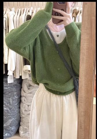 Свитер зеленый