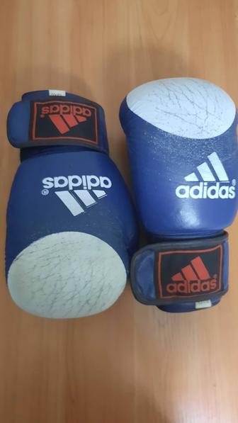 Боксерские перчатки 12--OZ. Adidas. Б/у. Все целое.