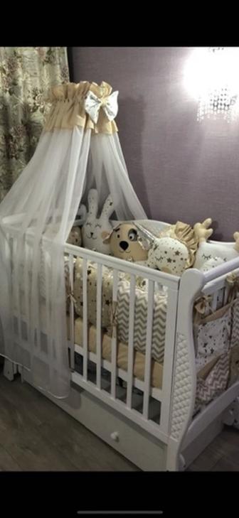 Продам кроватку постельным