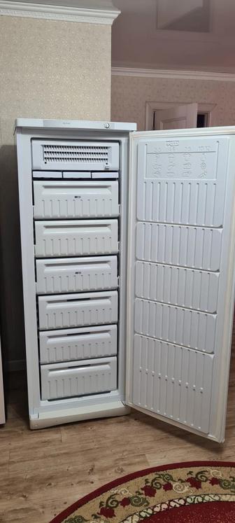 Продам морозильник Indesit