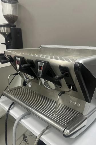 Продам кофемашина вместе Кофемолкой