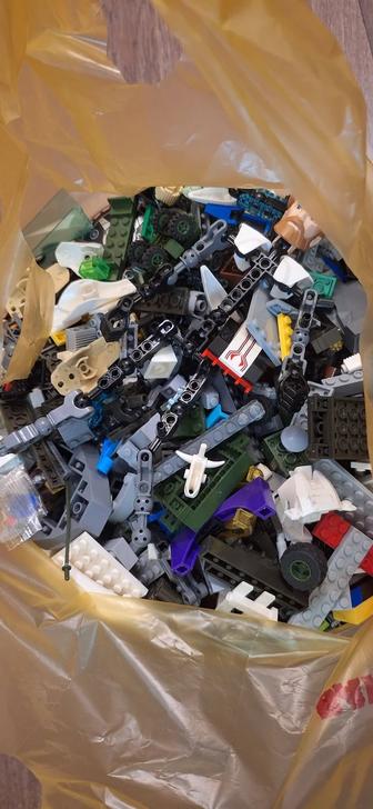 Большой мешок Lego с фигурками.